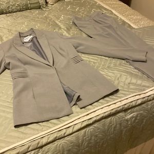 Calvin Klein light gray suit - pants and lined jacket, size 4-6, 32” inseam, EUC
